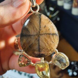 Pendentif en argent sertie d'une chiastolite & citrine